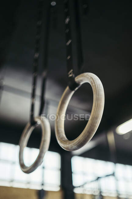 Деревянные гимнастические кольца в тренажерном зале — стоковое фото