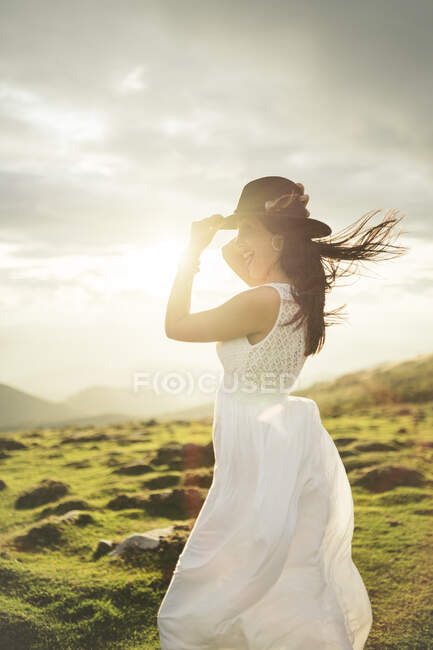 Giovane donna vestita di bianco sul punto di vista al tramonto — Foto stock