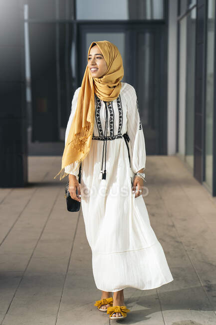Junge muslimische Frau mit Hidschab schaut zur Seite — Stockfoto