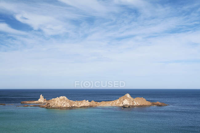 Vista panorâmica da paisagem marinha contra o céu durante o dia ensolarado, Menorca, Espanha — Fotografia de Stock
