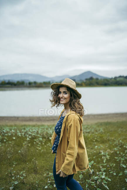 Jovem mulher vestindo casaco amarelo — Fotografia de Stock