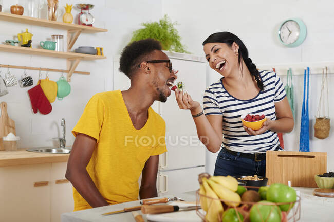 Petit déjeuner en couple multiethnique ensemble dans la cuisine — Photo de stock