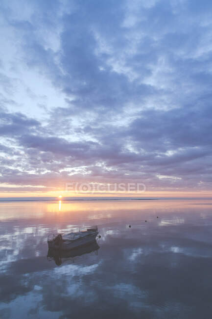 Barco no Mar Báltico ao nascer do sol, Curonian Spit, Lituânia — Fotografia de Stock