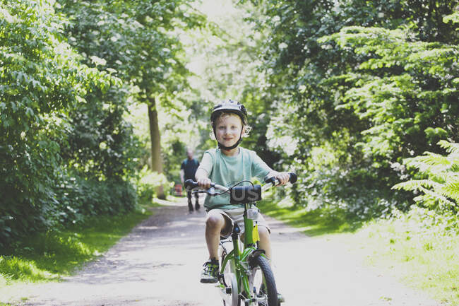 Porträt eines stolzen kleinen Jungen, der Fahrrad fahren lernt — Stockfoto
