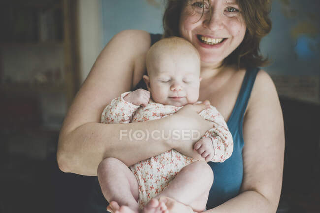 Счастливая мать держит свою маленькую дочь — стоковое фото