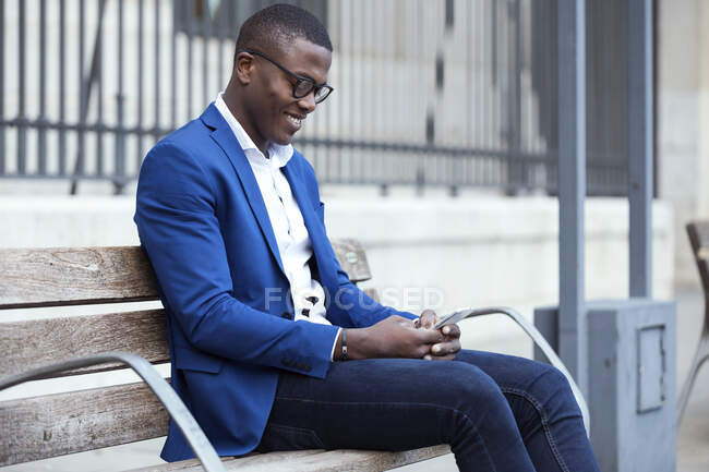 Oh jee keten natuurlijk Young businessman wearing blue suit jacket sitting on bench and using  smartphone — online, young man - Stock Photo | #463946020