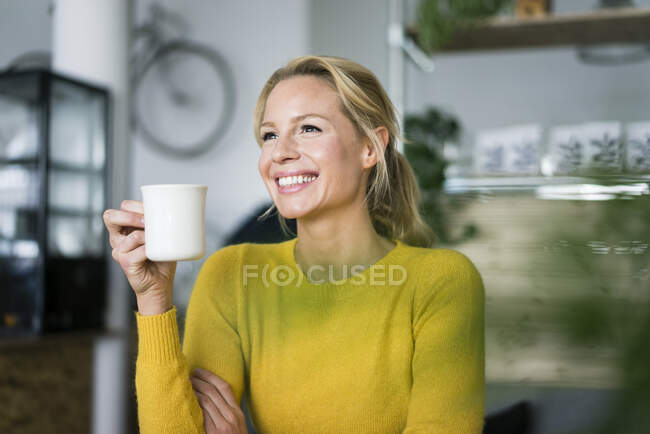 Bella donna in caffetteria, bere caffè — Foto stock