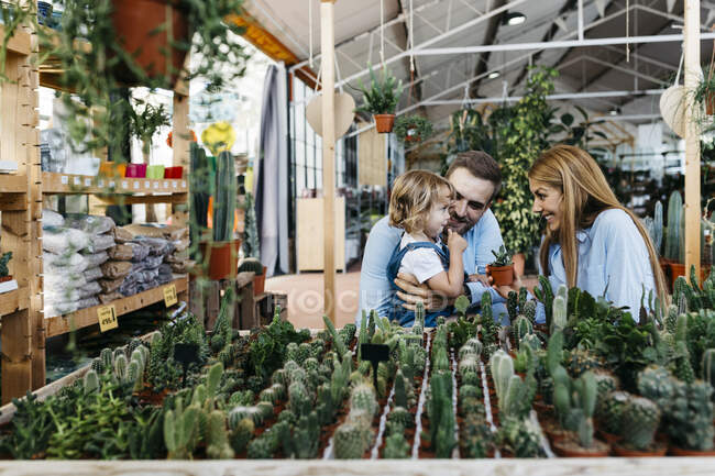 Madre, padre e figlia nella zona del cactus all'interno di un giardino — Foto stock