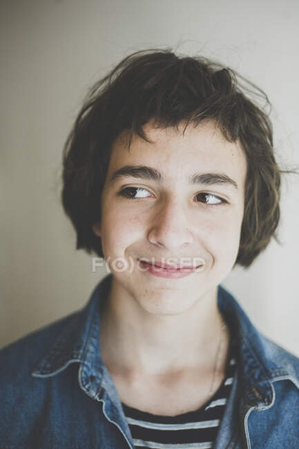 Retrato de un adolescente sonriente - foto de stock