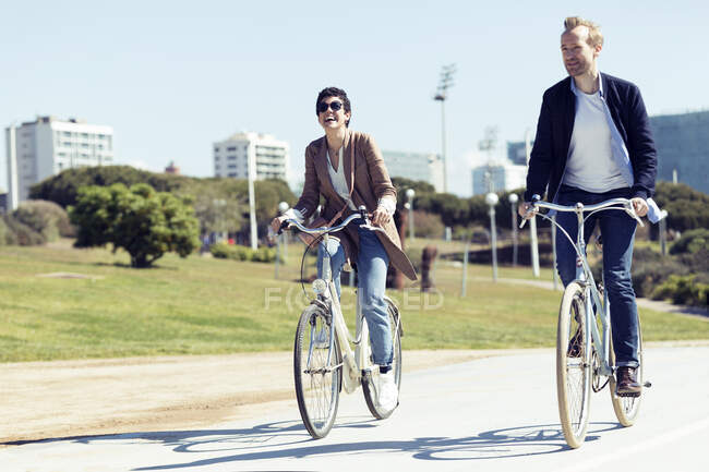 Couple with bikes in Barcelona — Stock Photo