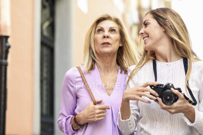 Mature woman traveling together with her daughter in the city — Stock Photo