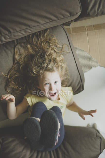 Retrato de niña tirando de caras divertidas - foto de stock