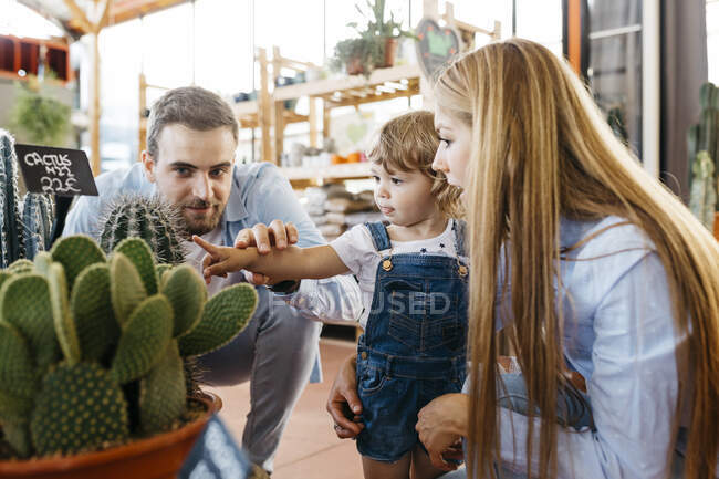 Mère, père et fille dans la zone de cactus à l'intérieur d'un centre de jardin — Photo de stock