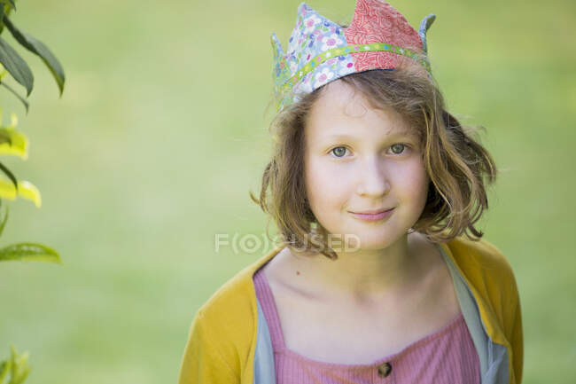 Улыбающаяся девушка в короне ручной работы — стоковое фото