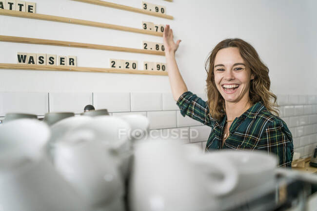 Stolze junge Frau arbeitet in ihrem eigenen Café — Stockfoto