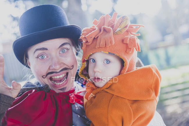 Портрет матері і маленького сина, одягненого в карнавальний — стокове фото