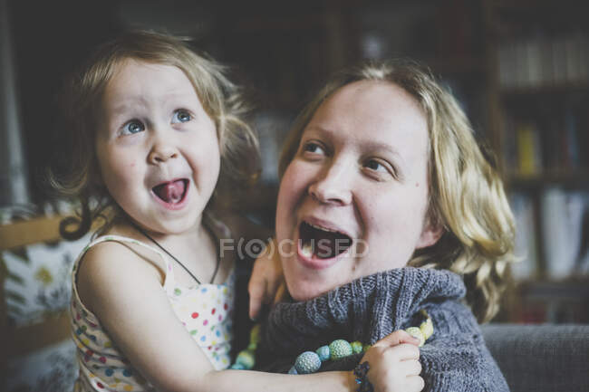 Retrato de madre e hija divirtiéndose juntas en casa - foto de stock