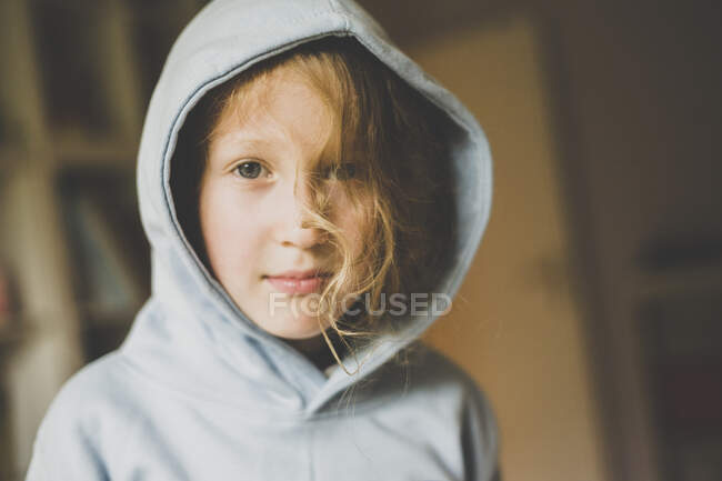 Retrato de niña con chaqueta encapuchada - foto de stock