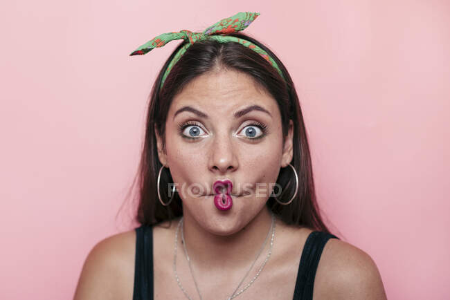 Junge Frau blickt in die Kamera und macht ein dummes Gesicht — Stockfoto