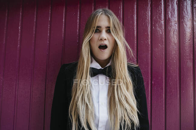 Ritratto di giovane donna sorpresa con cravatta nera e blazer — Foto stock
