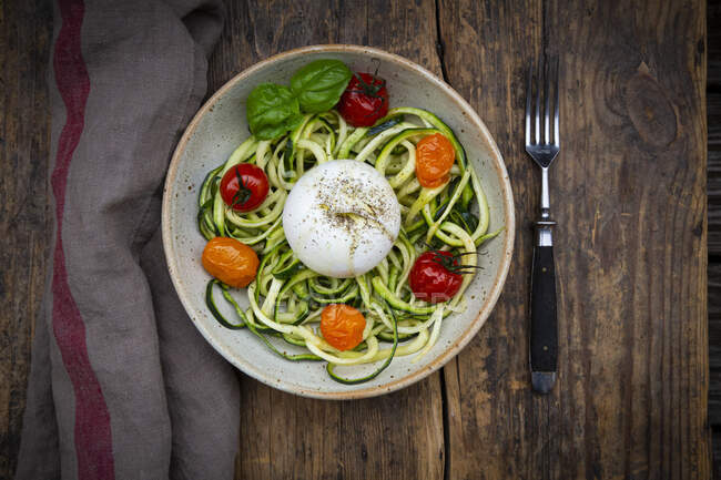 Bowl of zoodles with baked tomatoes and low carb burrata cheese — Stock Photo