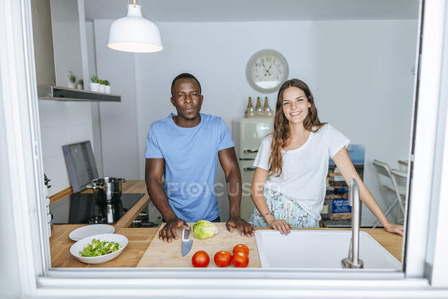 Ritratto di coppia che prepara insalata in cucina — Foto stock