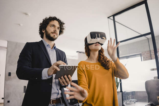 Uomo d'affari e donna d'affari con occhiali VR e tablet in ufficio — Foto stock