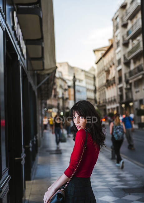 Молода жінка в місті — стокове фото