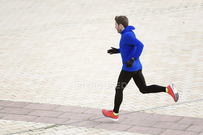 Джоггер біжить на вулиці — стокове фото