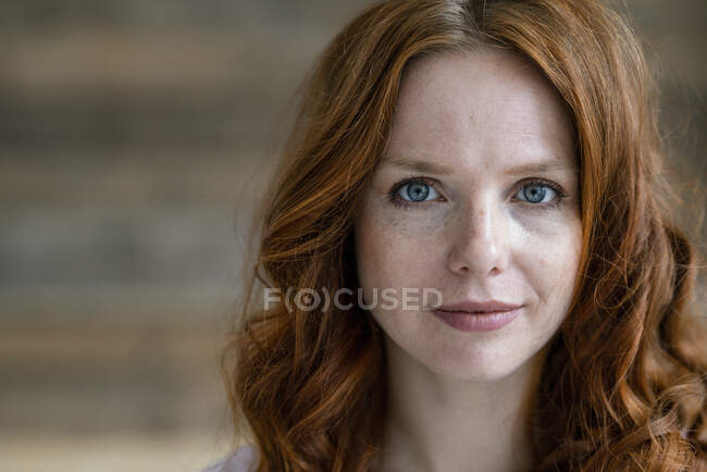 Ritratto di donna dai capelli rossi con lentiggini — Foto stock