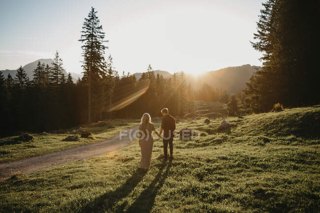 Погляд на молоду пару під час поїздки на захід сонця (Шваегальп, Нессау, Швейцарія). — стокове фото