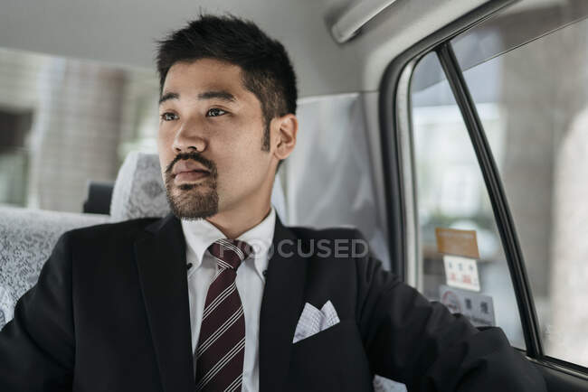 Giovane uomo d'affari in un taxi — Foto stock