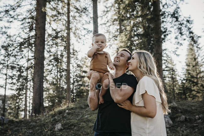 Glückliche Familie mit kleinem Sohn beim Wandern im Wald, Schwägalp, Nesslau, Schweiz — Stockfoto