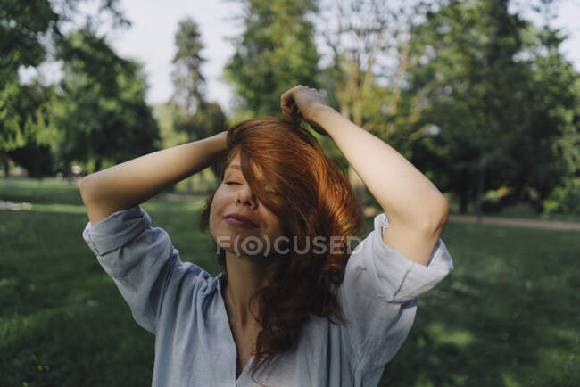 Портрет рыжеволосой женщины в парке — стоковое фото