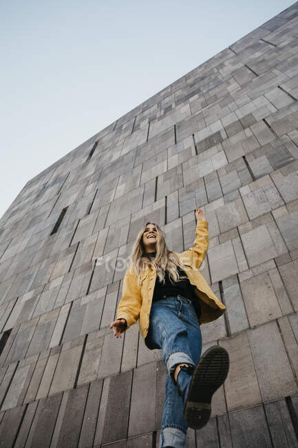 Giovane donna che ride in equilibrio su una gamba, Vienna, Austria — Foto stock