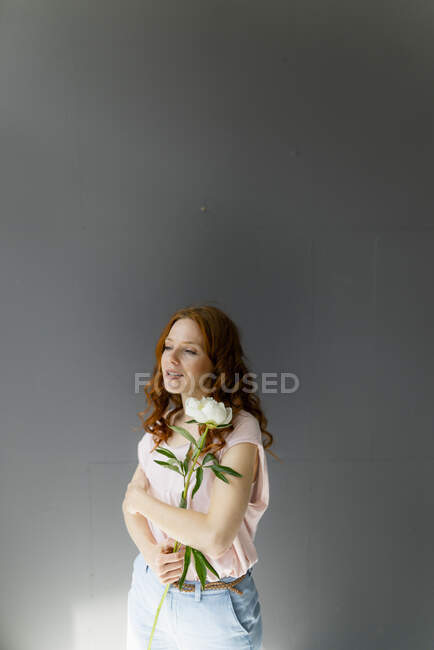 Portrait de femme rousse à pivoine blanche — Photo de stock