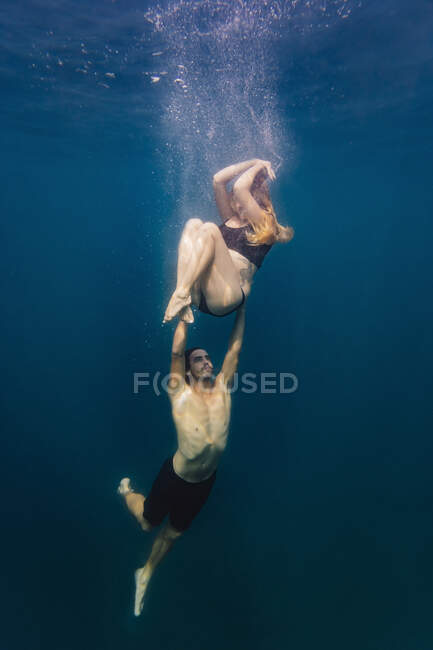 Coppia giovane sott'acqua, donna incinta — Foto stock