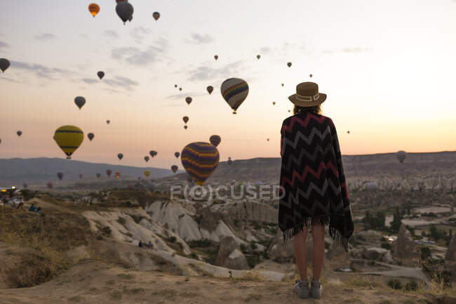 Giovane donna e mongolfiere la sera, Goreme, Cappadocia, Turchia — Foto stock