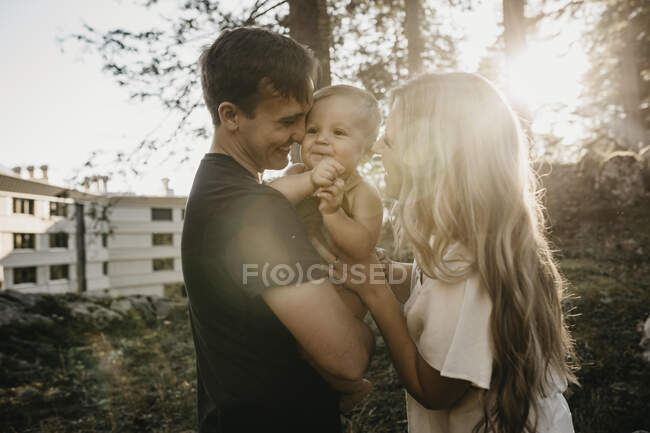 Famiglia felice con il figlio piccolo in un viaggio escursionistico, Schwaegalp, Nesslau, Svizzera — Foto stock