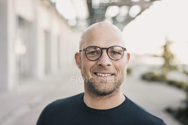 Портрет усміхненого лисого чоловіка в окулярах. — стокове фото