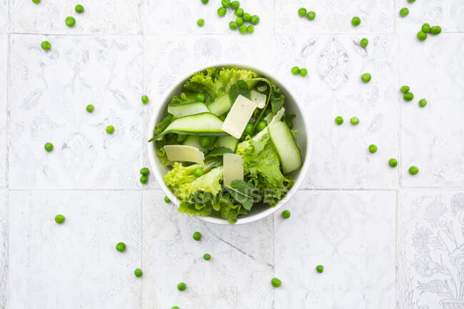 Безпосередньо над свіжим салатом у мисках з серветкою та виделками — стокове фото