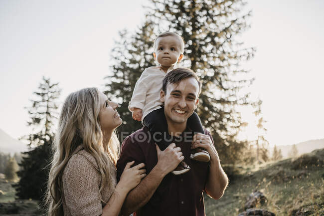 Familia feliz con su hijo pequeño en un viaje de senderismo, Schwaegalp, Nesslau, Suiza - foto de stock