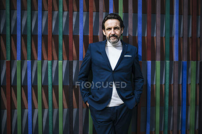 Портрет зрілого бізнесмена у синьому костюмі. — стокове фото