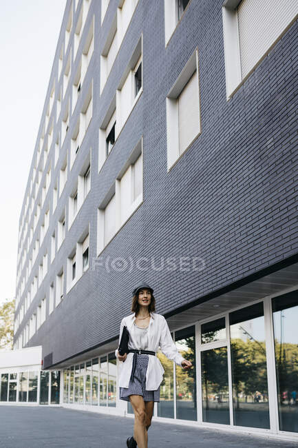Mulher bonita, carregando pasta, viajando na cidade — Fotografia de Stock