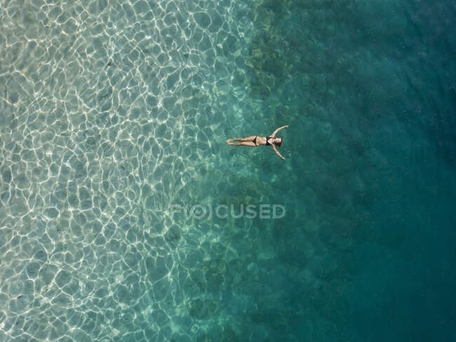 Frau schwimmt im Meer, Gili Air, Gili-Inseln, Indonesien — Stockfoto