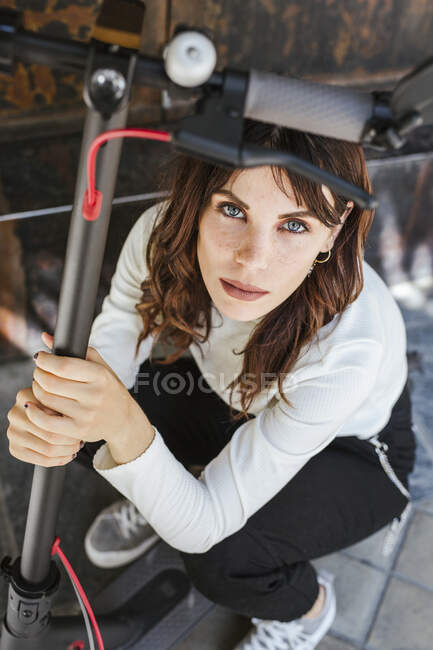 Молода жінка з E-Scooter в місті — стокове фото