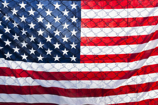 Bandeira americano-americana em cerca, close-up — Fotografia de Stock