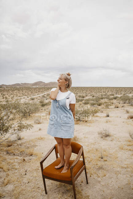 Frau Auf Einem Stuhl In Einer W Stenlandschaft Joshua Tree National