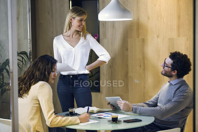 Trois hommes d'affaires ayant une réunion dans un bureau moderne — Photo de stock