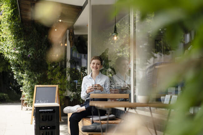 Портрет улыбающейся деловой женщины в кафе — стоковое фото